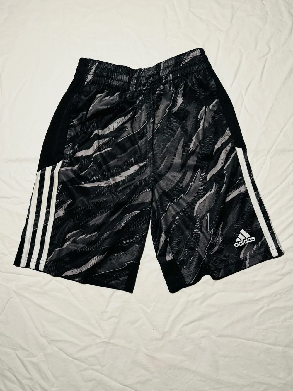 ADIDAS Youth “Black Gray” Mid Rise Camo Shorts Size Medium